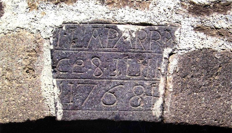 Linteau sculpté de la grange de Brolinges (Saint-Cernin) : « Jean Laparra ce 8 juillet 1768 »