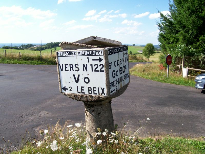 Borne Michelin. - Carrefour du Moulin-à-vent (Saint-Cernin), désormais déplacée
