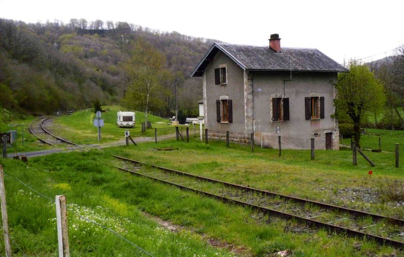 Passage à niveau. - Parieu-Bas (ancienne gare de Saint-Illide)