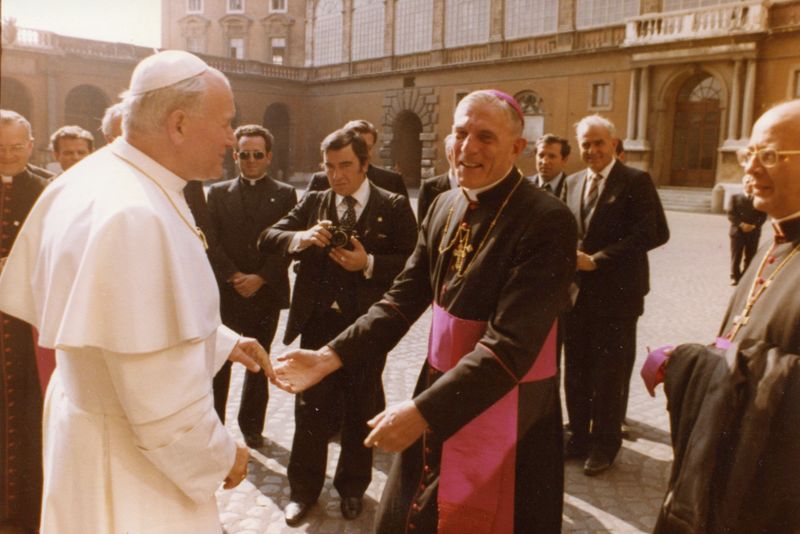 Mgr JacquesMartin et Jean-Pauil II, dans la cour Saint-Damase, au Palais apostolique du Vatican, au début des années 1980