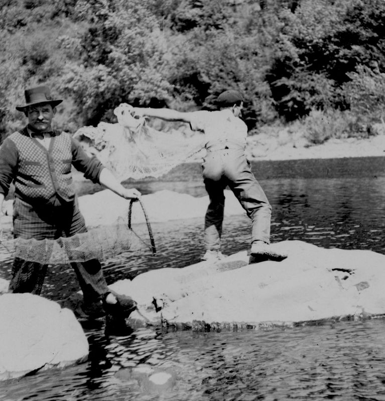 Clément jetant l’épervier dans la rivière