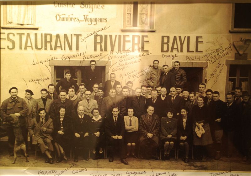 Les ingénieurs de l’EDF et des entreprises sous-traitantes du barrage de l’Aigle viennent se restaurer à l’auberge Rivière Bayle