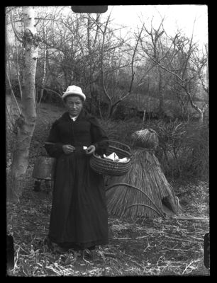Paysanne prenant la pose devant une ruche [vers 1900]