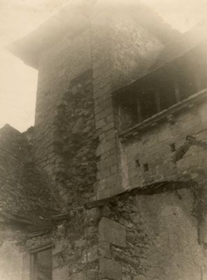 Clocher de l'ancienne église en partie effondré (vers 1946)