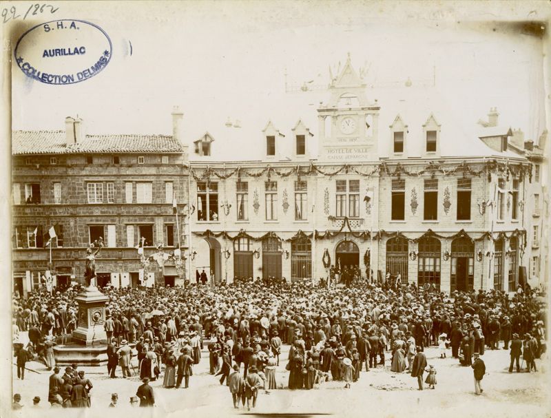 Photographie d’une cérémonie sur la place d’armes à Saint-Flour