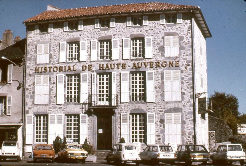 Bâtiment abritant le musée, situé place Gerbert : façade principale