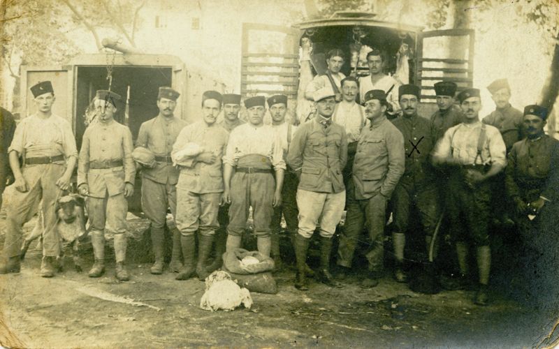 Soldats prenant la pose (55 Fi 4)