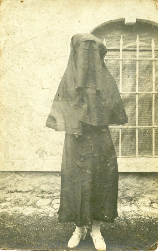 Femme portant le voile intégral (55 Fi 10)