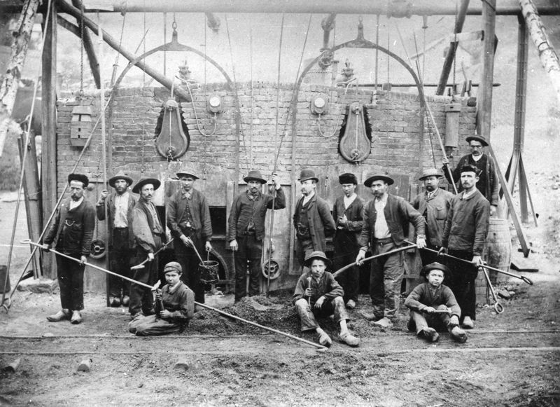 Les chauffeurs de chaudières avec, au premier plan, les enfants dits détartreurs de chaudières, 1890-1900 (cote ADC : 45 Fi 17040)