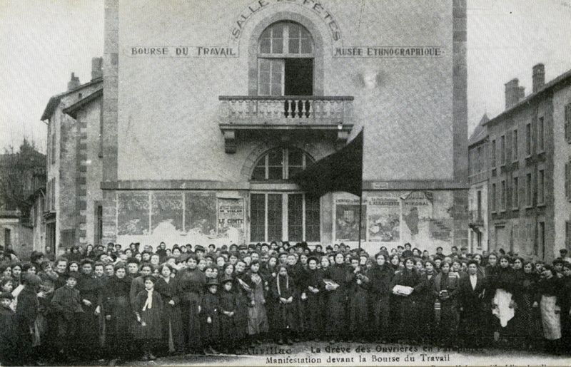 Ouvrières en grève devant la bourse du travail à Aurillac (cote ADC : 41 Fi 71)