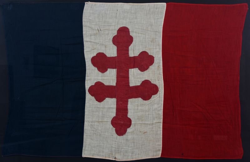 Drapeau tricolore avec la croix de Lorraine peinte à la main
