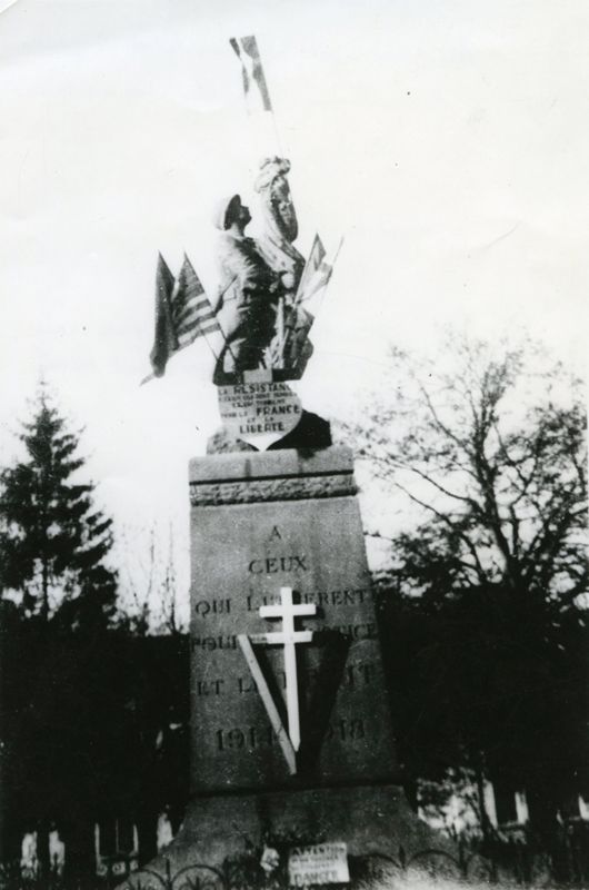 Photographie du drapeau au monument aux morts d'Arpajon-sur-Cère