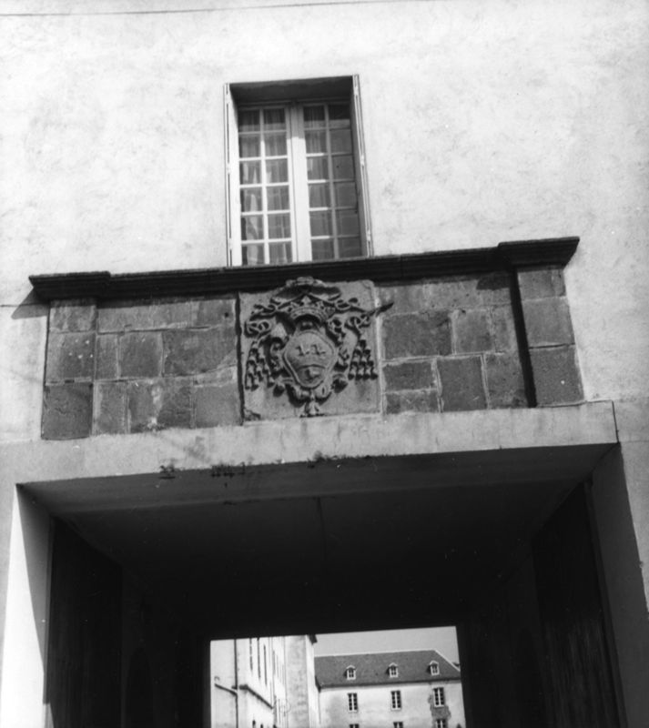 Linteau du grand-séminaire de Saint-Flour, aux armes de Mgr de Ribeyre (1988)