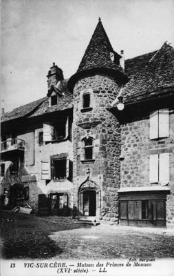 Carte postale représentant la maison des princes de Monaco à Vic-sur-Cère, [1900-1920], ADC 45 Fi 15375