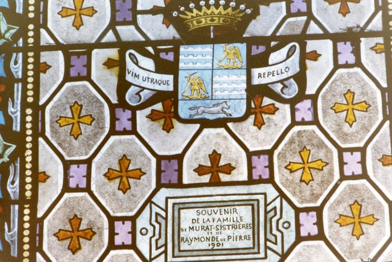 Vitrail représentant les armoiries de la famille Murat-Sistrières, qui s’appropria la charge de juge d’appeaux de Vic de 1647 à la Révolution, église de Raulhac, 1901, ADC 45 Fi 19426