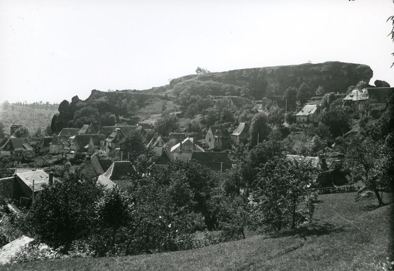 Le rocher de Carlat en 1920 (ADC 29 Fi 238)