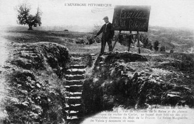 Carte postale représentant « l’escalier de la reine », en souvenir de Marguerite de Valois, [1900-1920], ADC 45 Fi 15915