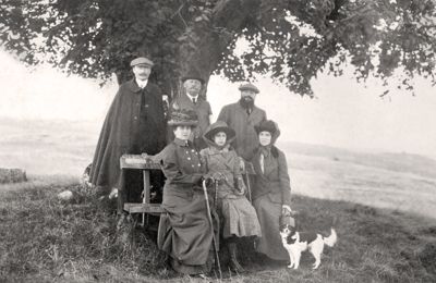 La princesse Charlotte et la famille Pélacot sur le rocher de Carlat (APM, cliché Rochette de Lempdes). 