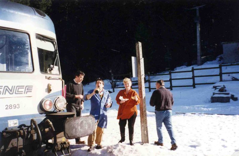 Gare du Lioran : dégustation de crêpes et de cidre au pied du train en compagnie de gauche à droite, de Rémy Maury, d'Yvette Bruel et de Jean-Claude Cornibert (chef du dépôt)