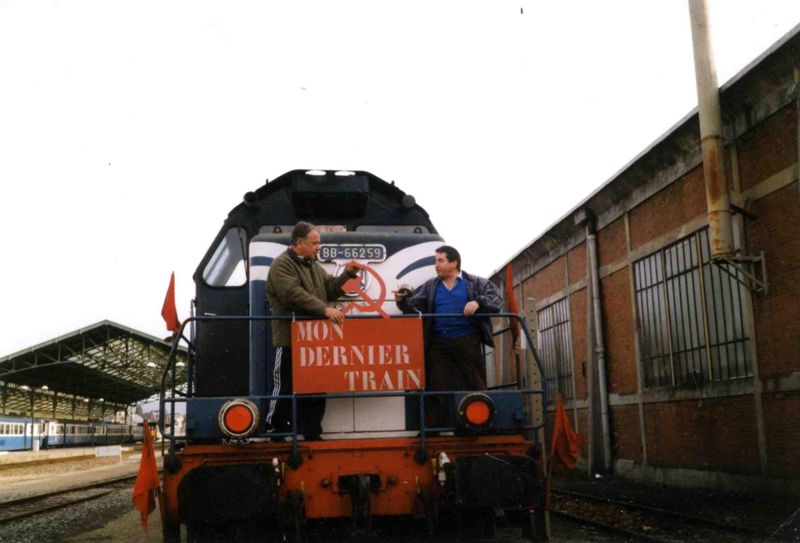 Dernier train du samedi 21 février 1998 : les ultimes préparations avec Alain Chalier (décoration de la locomotive avec la faucille et le marteau)