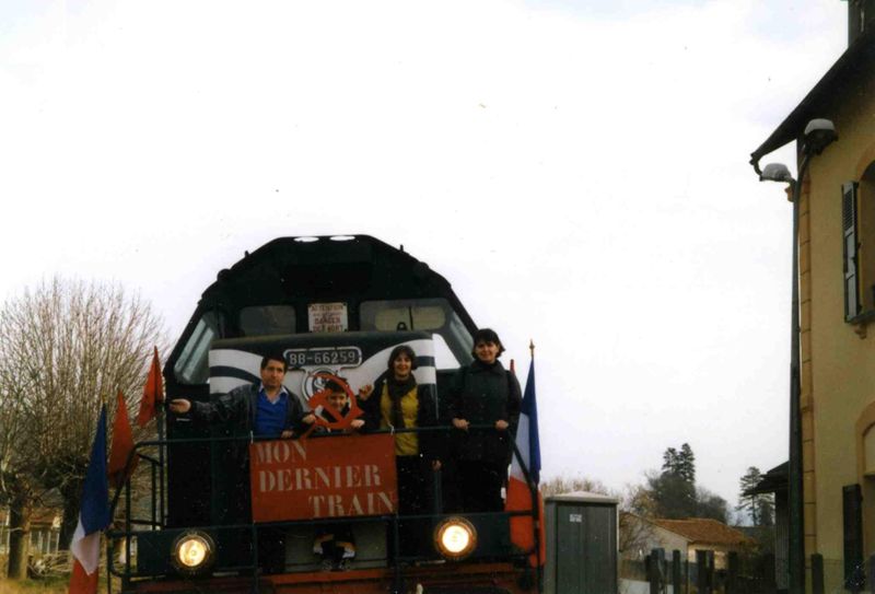 Gare d'Arpajon-sur-Cère : Gaston, Mathieu, Agnès et Carole prenant la pose à l'avant de la locomotive