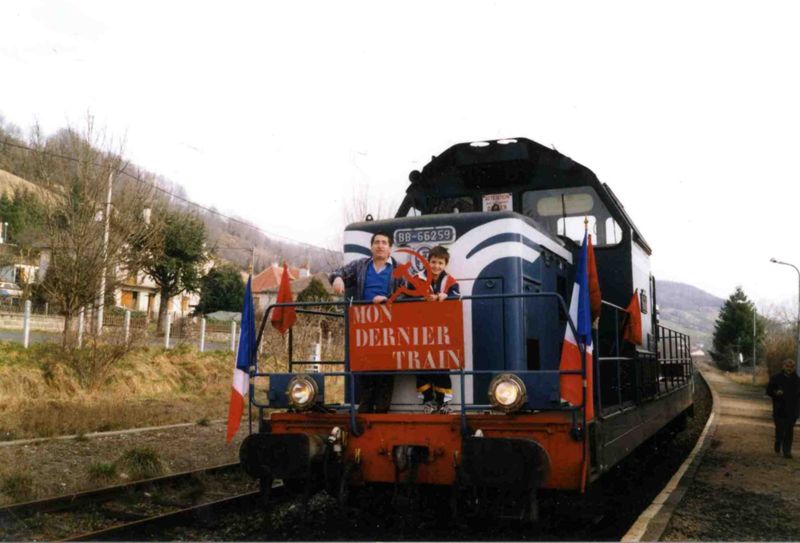 Gare d'Arpajon-sur-Cère : Gaston et Mathieu prenant la pose à l'avant de la locomotive