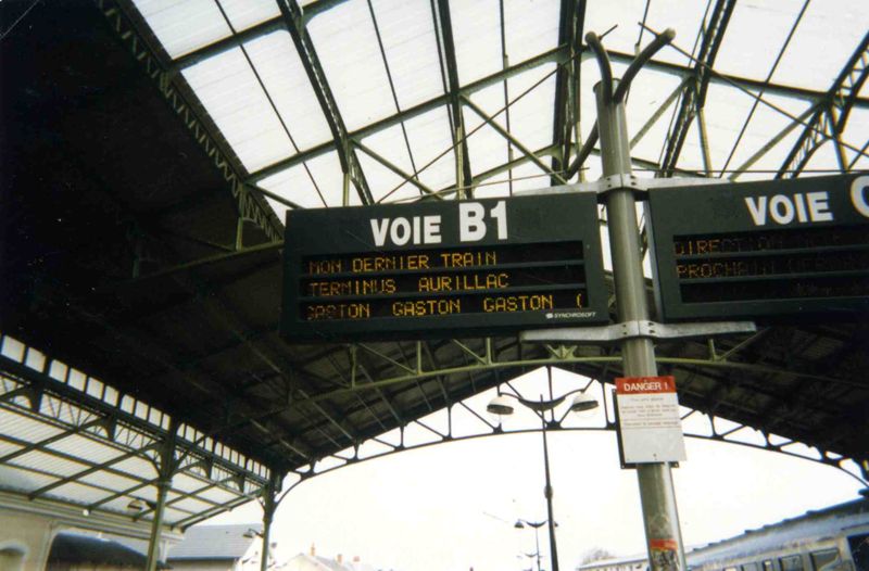 Gare d'Aurillac : panneau lumineux d'information indiquant "Mon dernier train. Terminus Aurillac Gaston Gaston Gaston"