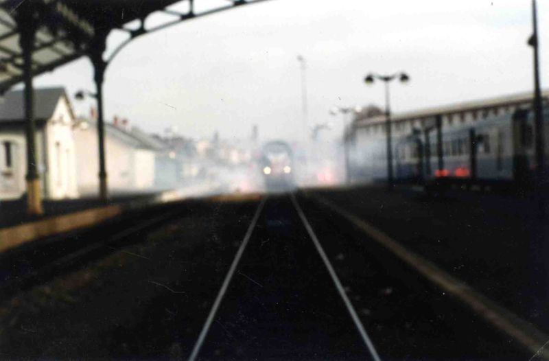 L'arrivée en gare d'Aurillac : la locomotive s'avance entre torches et pétards