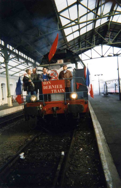 Gare d'Aurillac : de gauche à droite, Denise Valat, Louis Taurant, Gaston Laffaille et Antoine Benoît (secrétaire de l'Union départementale de la Confédération Générale du Travail) prenant la pose à l'avant de la locomotive