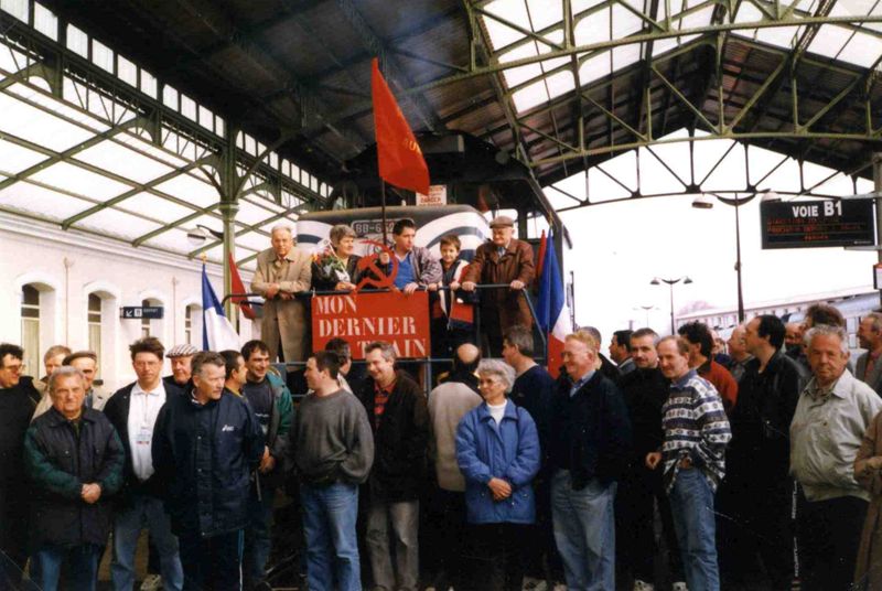Groupe d'amis et de cheminots prenant la pose devant la locomotive, de gauche à droite, D. Marroncle, G. Laffaire, A. Bertrand, J. Tiravy, D. Garrouste, A. Champion, Madame Leron, M. Martin, G. Lacoste, F. Cubels, et D. Coubebaisse à l'extrémité