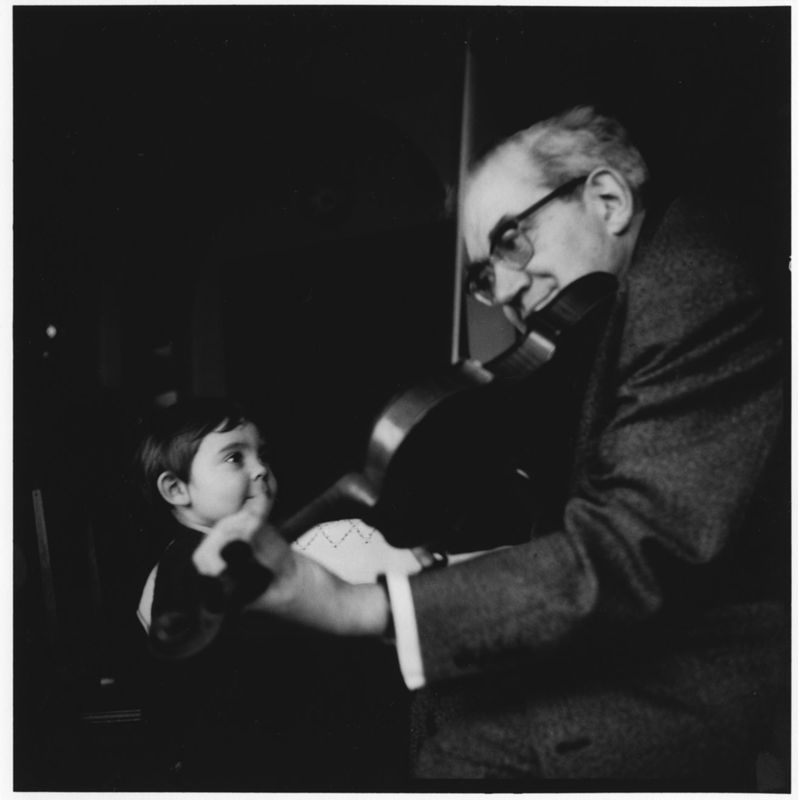 Henri Quétin jouant du violon pour son petit-fils François, mars 1969