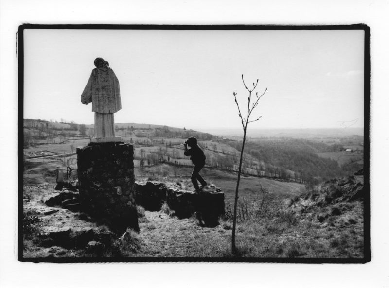 Le photographe Bernard Descamps à Carlat, mai 1986