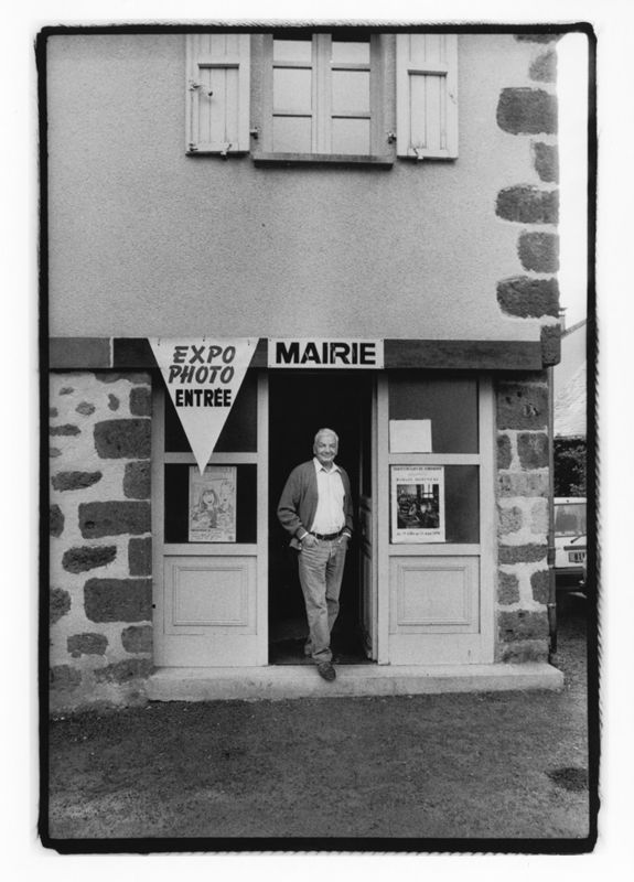 Le photographe André Chadefaux, devant la mairie de Saint-Cirgues-de-Jordanne, le 24 août 1994