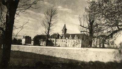 Façade principale du couvent et flèche du nouveau clocher le 25 novembre 1941