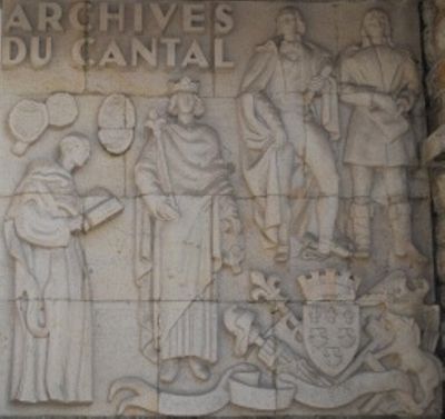 Bas-relief situé à l'entrée des Archives