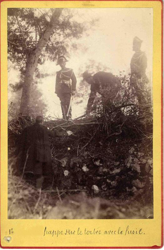 "Auguste G. frappe sur le tertre avec le fusil"