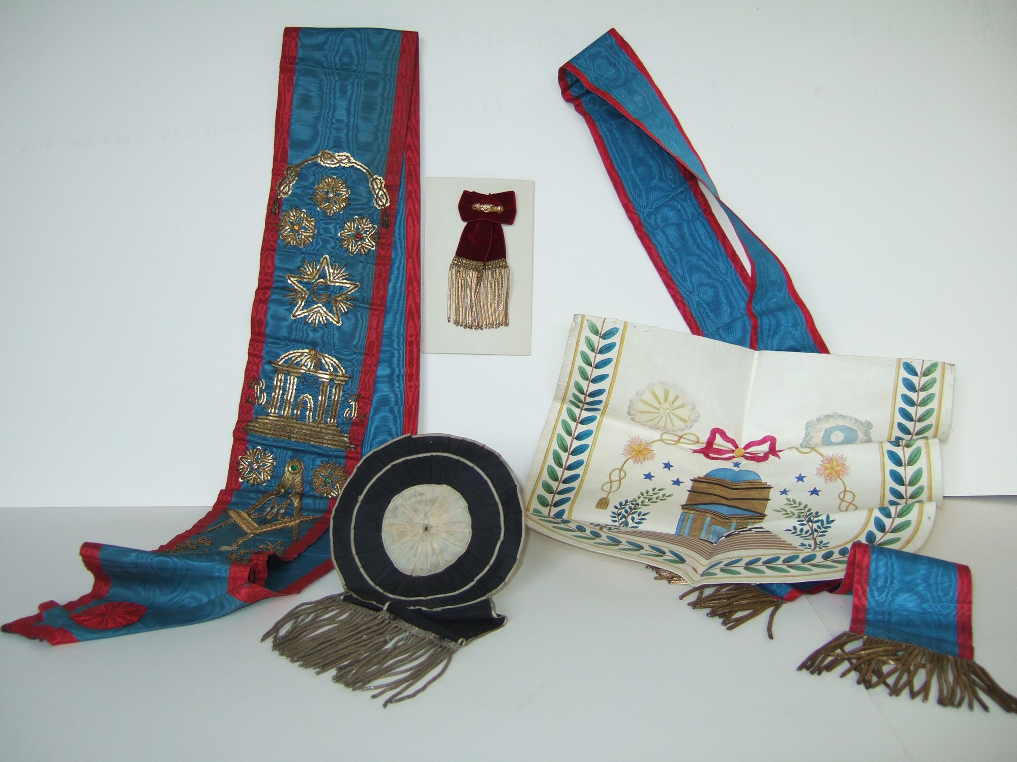 Décors maçonniques : tablier, cordons, bijou