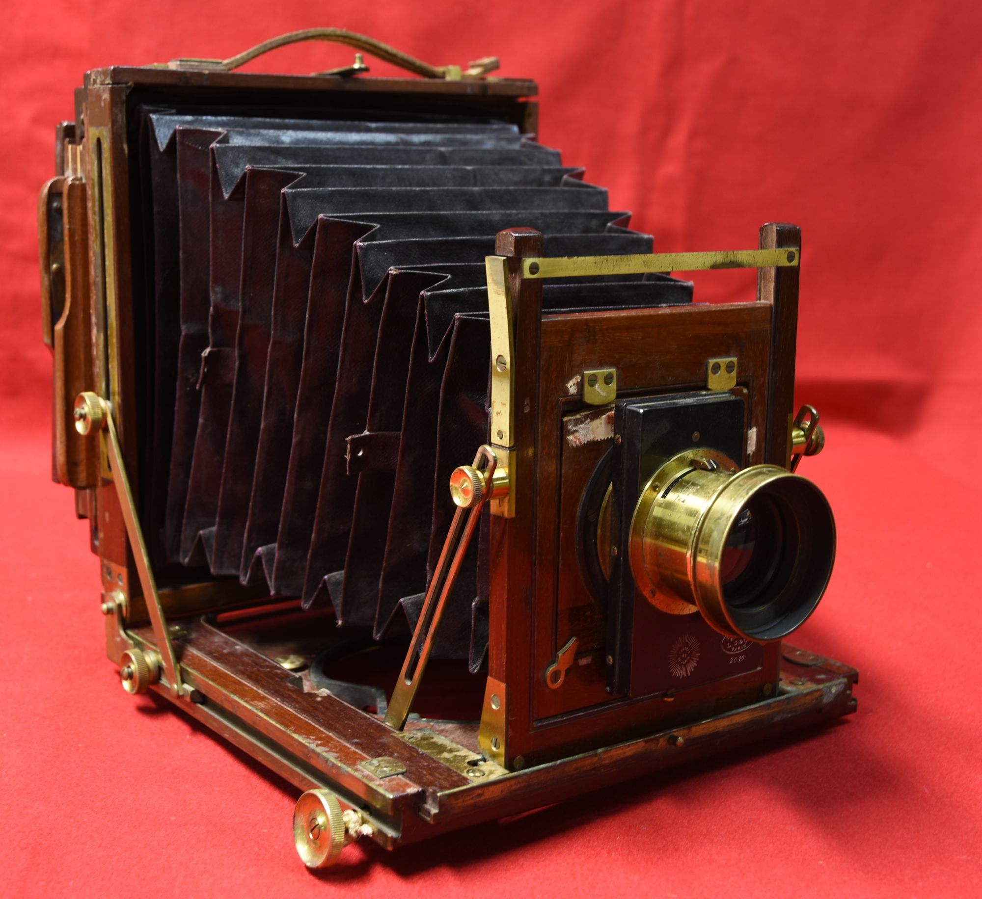 Chambre photographique sur pied « W. Watson & sons, manufacturers, London » et son objectif « Decaux, L.G. & Cie, Paris »