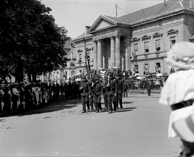 Défilé militaire devant le palais de justice d'Aurillac, le 14 juillet 1903 (cote ADC : 36 NUM 116)