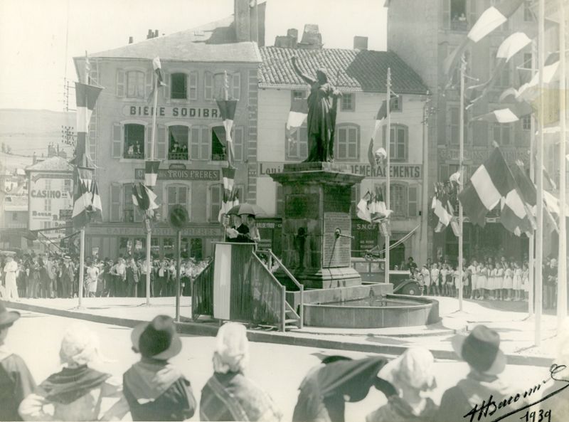 Fête et discours devant la statue des Droits de l'Homme (1939). - Cliché Maurice Baconnet (cote ADC : 2 Fi 241)