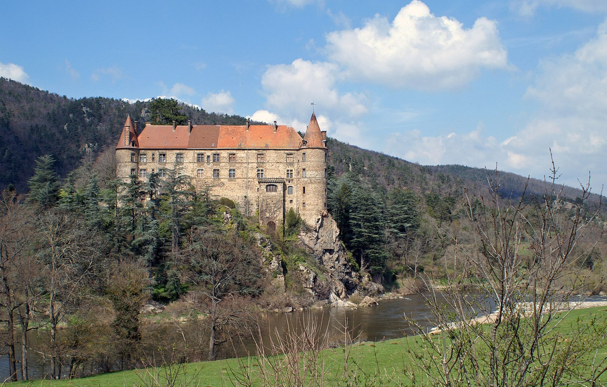 Château de Lavoûte (cl. M. Pejkert, Wikimedia Commons)